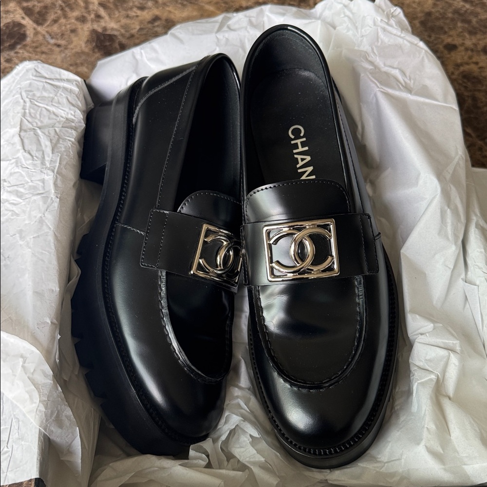Chanel black shiny calf loafers moccasins chunky flats silver logo sz 37.5 - Picture 10 of 12